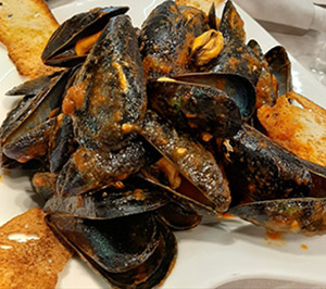 red sauce mussels